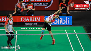 Salli Lin/Sintia Dewi Yuliani (PB Djarum Kudus) mengembalikan shuttlecock.