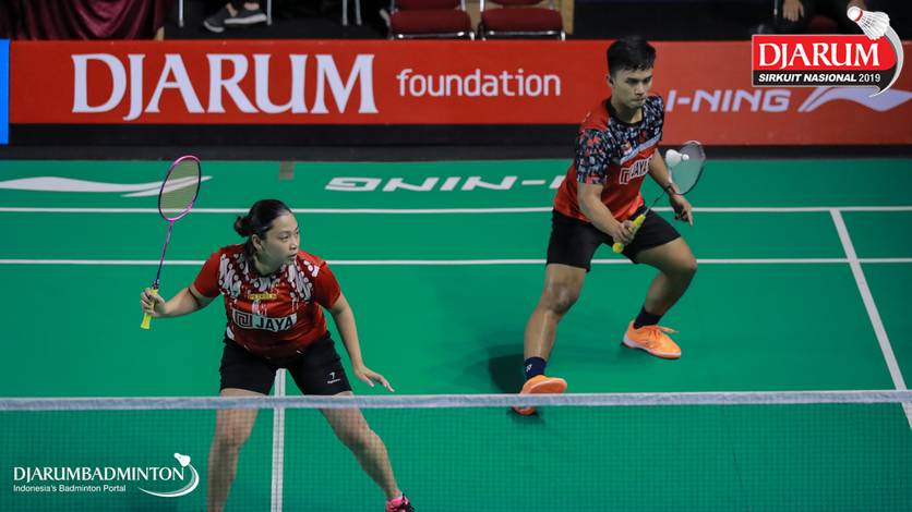 Amri Syahnawi/Pia Zebadiah Bernadet (PB Jaya Raya) mengembalikan shuttlecock. Amri Syahnawi/Pia Zebadiah Bernadet (PB Jaya Raya) mengembalikan shuttlecock.