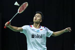 Anthony Sinisuka Ginting (Indonesia) menyambut pengembalian.