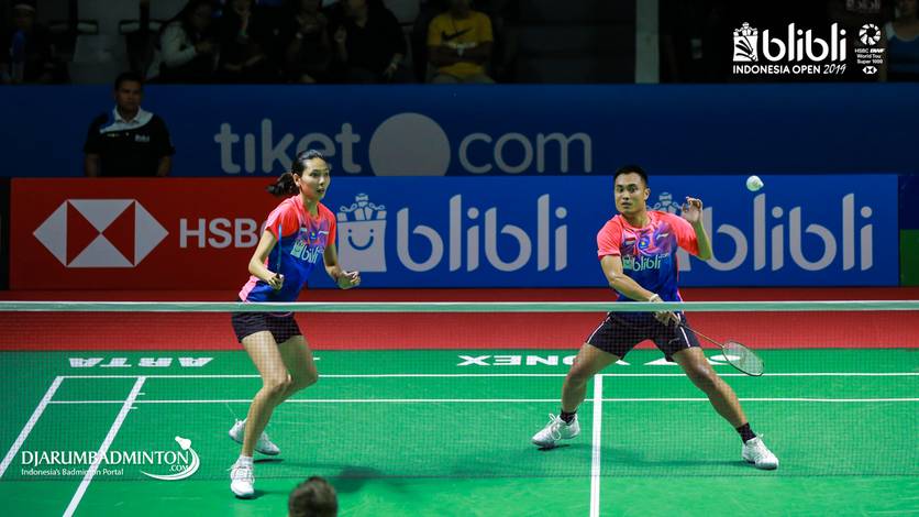 Hafiz Faizal/Gloria Emanuelle Widjaja (Indonesia) mengembalikan shuttlecock.