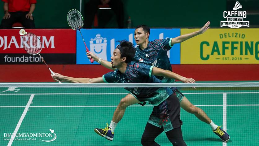 Kenas Adi Haryanto/Rian Agung Saputro (Indonesia) menghadang pengembalian. Kenas Adi Haryanto/Rian Agung Saputro (Indonesia) menghadang pengembalian.