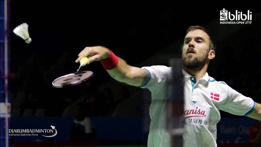 Jan O Jorgensen (Denmark) mengembalikan shuttlecock. Jan O Jorgensen (Denmark) mengembalikan shuttlecock.