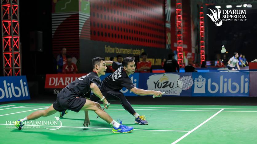 Kenas Adi Haryanto/Rian Agung Saputro (Indonesia) mengembalikan shuttlecock.