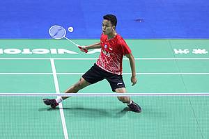 Anthony Sinisuka Ginting (Indonesia) menghadang serangan.