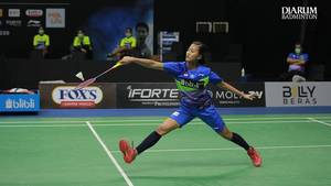 Putri Kusuma Wardani (Indonesia) mengembalikan shuttlecock.