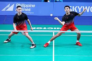 Fajar Alfian/Muhammad Rian Ardianto (Indonesia) bersiap menghadang serangan.