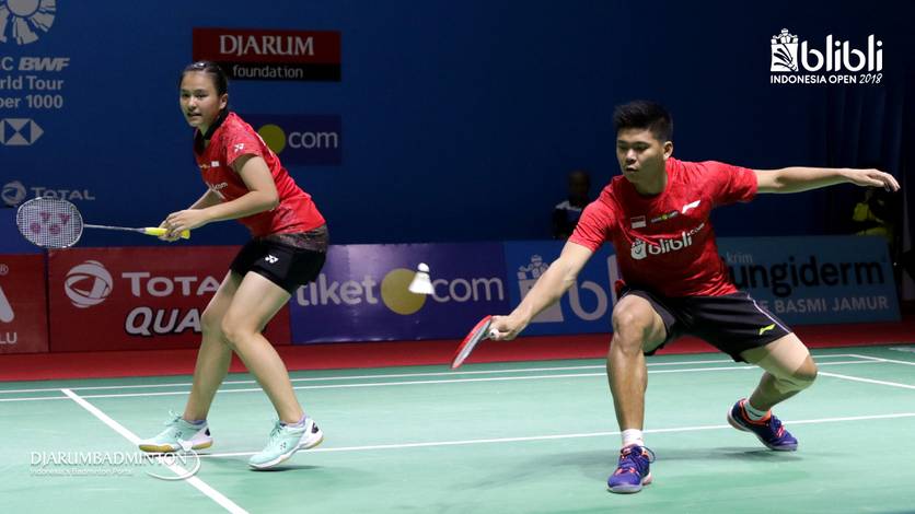 Praveen Jordan/Melati Daeva Oktavianti (Indonesia) mengembalikan shuttlecock. Praveen Jordan/Melati Daeva Oktavianti (Indonesia) mengembalikan shuttlecock.
