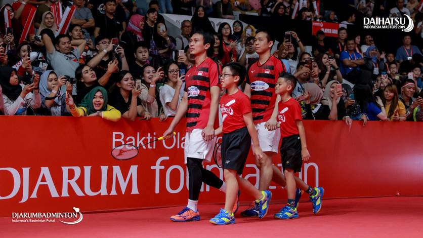 Hendra Setiawan/Mohammad Ahsan (Indonesia) bersiap memasuki lapangan pertandingan.