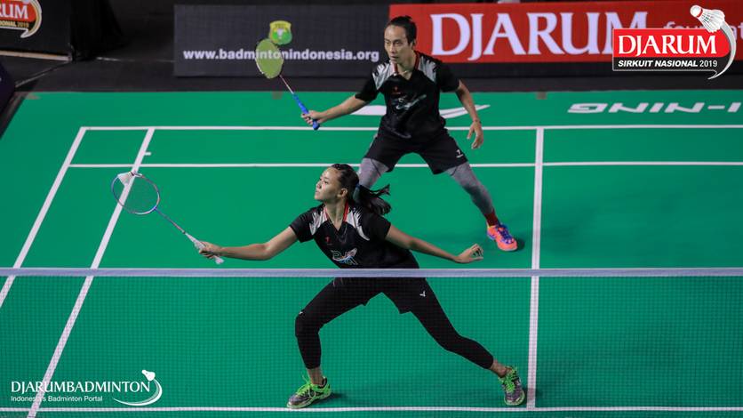 Agripina Primarahmanto Putera/Meirisa Cindy Sahputri (PB Berkat Abadi) mengembalikan shuttlecock. Agripina Primarahmanto Putera/Meirisa Cindy Sahputri (PB Berkat Abadi) mengembalikan shuttlecock.