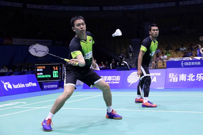 Hendra Setiawan/Mohammad Ahsan (Indonesia) bersiap menyambut pengembalian. Hendra Setiawan/Mohammad Ahsan (Indonesia) bersiap menyambut pengembalian.