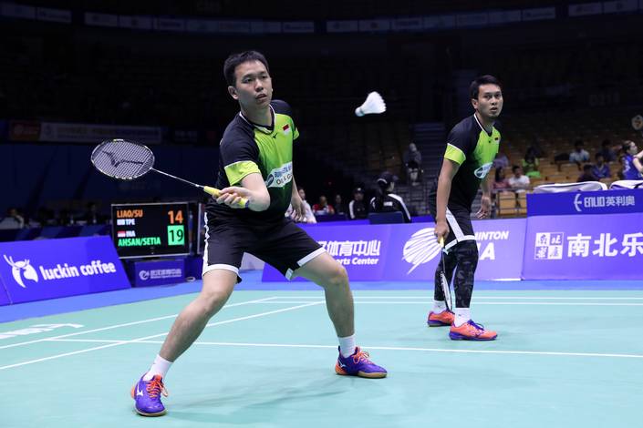 Hendra Setiawan/Mohammad Ahsan (Indonesia) bersiap menyambut pengembalian.