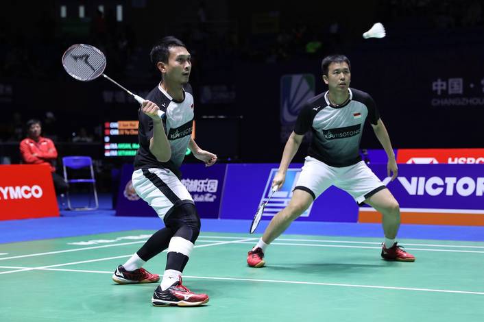 Hendra Setiawan/Mohammad Ahsan (Indonesia) bersiap menghadang pengembalian.