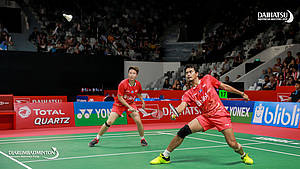 Tontowi Ahmad/Liliyana Natsir menghadang serangan.