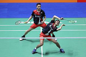 Fajar Alfian/Muhammad Rian Ardianto (Indonesia) mengembalikan shuttlecock.