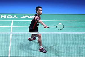 Anthony Sinisuka Ginting (Indonesia) mengembalikan shuttlecock.