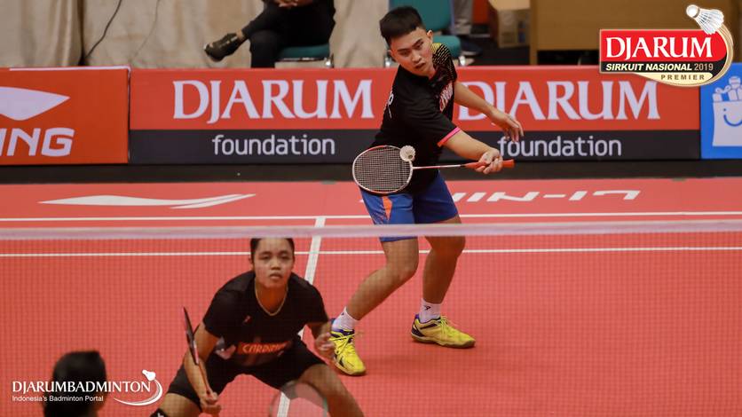 Reinard Dhanriano/Rayhan Vania Salsabila (PB Mutiara Cardinal) menghadang pengembalian. Reinard Dhanriano/Rayhan Vania Salsabila (PB Mutiara Cardinal) menghadang pengembalian.