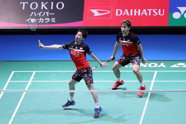 Kevin Sanjaya Sukamuljo/Marcus Fernaldi Gideon (Indonesia) mengembalikan shuttlecock.