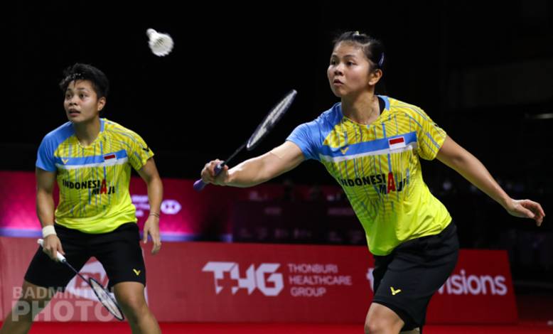 Ganda putri Indonesia, Greysia Polii/Apriyani Rahayu mengembalikan shuttlecock. (Copyright: Badmintonphoto | Courtesy of BWF)