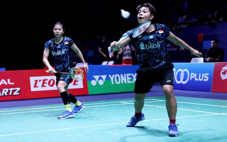 Greysia Polii/Apriyani Rahayu mengembalikan shuttlecock. Greysia Polii/Apriyani Rahayu mengembalikan shuttlecock.