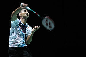 Tommy Sugiarto (Indonesia) melepaskan smash.