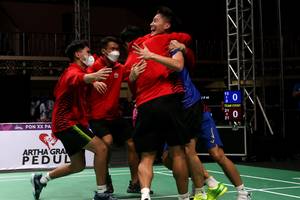 Tim DKI Jakarta perolehan medali emas nomor beregu PON Papua 2021, setelah mengalahkan Jawa Barat pada partai final. (PON Papua 2021/Hadi Abdulloh)