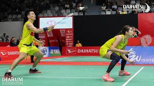 Chan Peng Soon/Goh Liu Ying (Malaysia) mengembalikan shuttlecock.