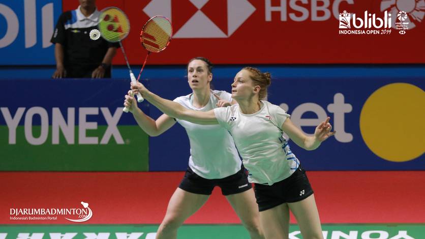 Chloe Birch/Lauren Smith (Inggris) menghadang pengembalian. Chloe Birch/Lauren Smith (Inggris) menghadang pengembalian.