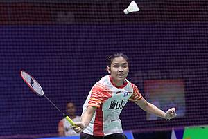Gregoria Mariska Tunjung (Indonesia) berusaha menggapai pengembalian.