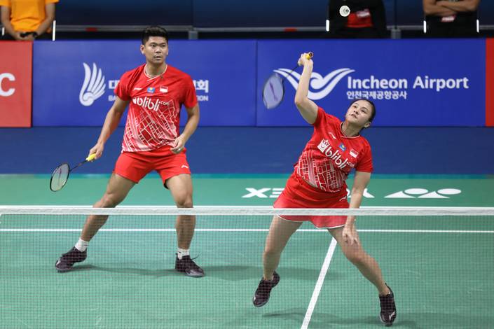 Praveen Jordan/Melati Daeva Oktavianti (Indonesia) bersiap menyambar pengembalian.