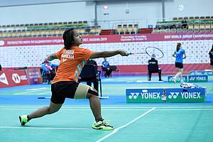 Yasnita Enggira Setiawan (Indonesia) mengembalikan shuttlecock.