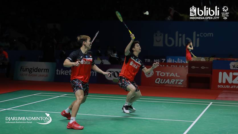 Kevin Sanjaya Sukamuljo/Marcus Fernaldi Gideon (Indonesia) bersiap mengembalikan shuttlecock.