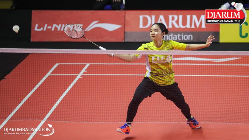 Titifany Ilahi (PB FIFA) bersiap menyambut pengembalian. Titifany Ilahi (PB FIFA) bersiap menyambut pengembalian.
