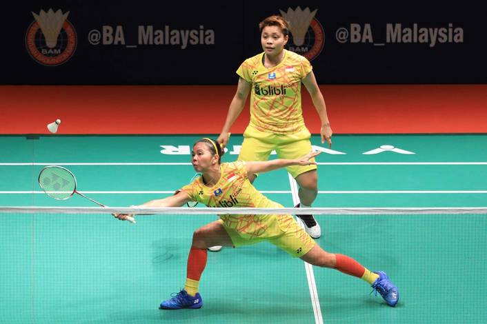 Greysia Polii/Apriyani Rahayu mengembalikan shuttlecock. Greysia Polii/Apriyani Rahayu mengembalikan shuttlecock.