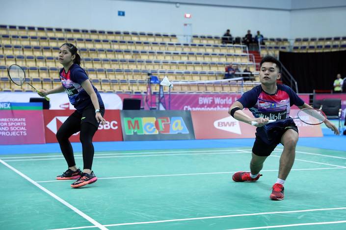 Leo Rolly Carnando/Indah Cahya Sari Jamil (Indonesia) bersiap menyambut pengembalian. Leo Rolly Carnando/Indah Cahya Sari Jamil (Indonesia) bersiap menyambut pengembalian.
