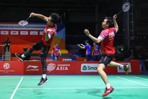 Hendra Setiawan/Mohammad Ahsan (Indonesia) melepaskan serangan.