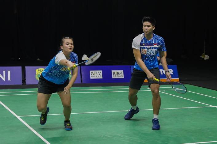 Praveen Jordan/Melati Daeva Oktavianti (Indonesia) menghadang pengembalian. (Foto: PP PBSI)