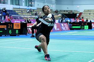 Aisyah Sativa Fatetani (Indonesia) mengembalikan shuttlecock.