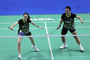 Hafiz Faizal/Gloria Emanuelle Widjaja (Indonesia) mengembalikan shuttelcock.