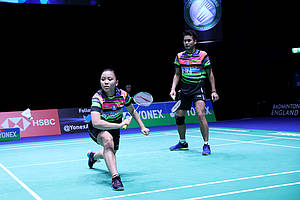 Tontowi Ahmad/Winny Oktavina Kandow (Indonesia) bersiap menyambut pengembalian.