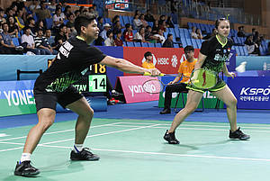 Praveen Jordan/Melati Daeva Oktavianti (Indonesia) mengembalikan shuttlecock.