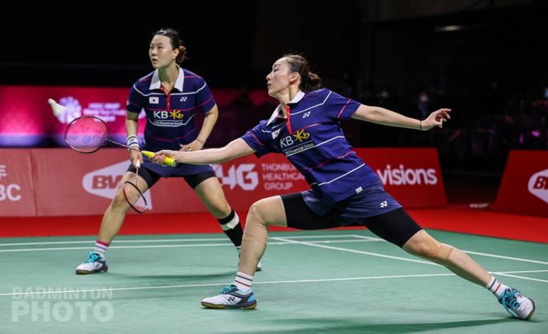 Lee So Hee/Shin Seung Chan (Korea) mengembalikan shuttlecock. (Copyright: Badmintonphoto | Courtesy of BWF) Lee So Hee/Shin Seung Chan (Korea) mengembalikan shuttlecock. (Copyright: Badmintonphoto | Courtesy of BWF)