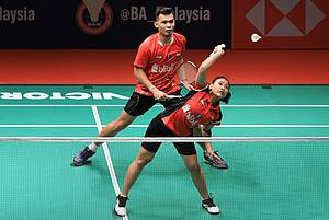 Rinov Rivaldy/Pitha haningtyas Mentari bersiap menyambar pengembalian tanggung.