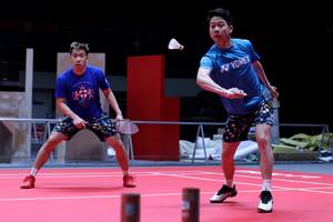 Kevin Sanjaya Sukamuljo/Marcus Fernaldi Gideon (Indonesia) saat menjalani sesi latihan di Tianhe Gymnasium, Senin (9/12).