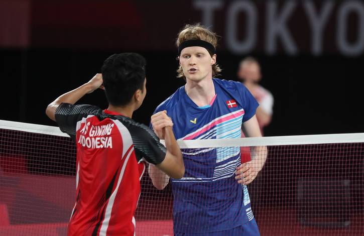 Tunggal putra Denmark, Anders Antonsen (kanan) bersalaman dengan Anthony Sinisuka Ginting usai bertanding. (Foto: BADMINTONPHOTO - Yves Lacroix) Tunggal putra Denmark, Anders Antonsen (kanan) bersalaman dengan Anthony Sinisuka Ginting usai bertanding. (Foto: BADMINTONPHOTO - Yves Lacroix)