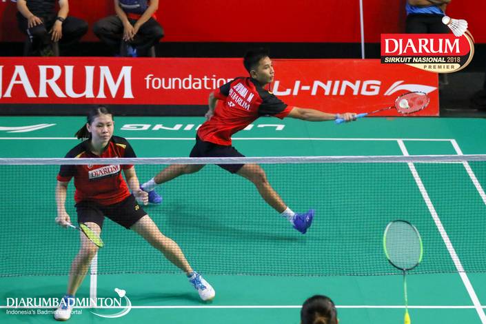 M. Lucky Andres Apriyanda/Helena Ayu Puspitasari (PB Djarum Kudus) mengembalikan shuttlecock. M. Lucky Andres Apriyanda/Helena Ayu Puspitasari (PB Djarum Kudus) mengembalikan shuttlecock.