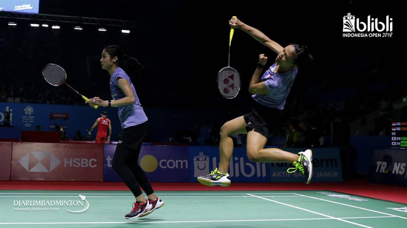 Rizki Amelia/Della Destiara Haris melepaskan serangan. Rizki Amelia/Della Destiara Haris melepaskan serangan.