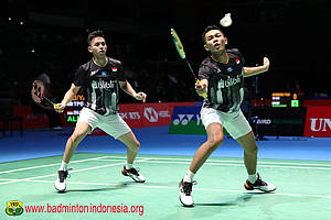 Fajar Alfian/Muhammad Rian Ardianto (Indonesia) mengembalikan shuttlecock.