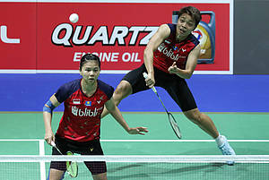 Greysia Polii/Apriyani Rahayu (Indonesia) melepaskan serangan.