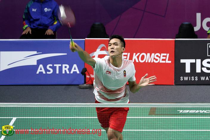 Jonatan Christie menyambar pengembalian tanggung. Jonatan Christie menyambar pengembalian tanggung.