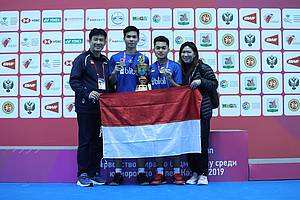 Leo Rolly Carnando/Daniel Marthin bersama Susy Susanti dan Alan Budi Kusuma.